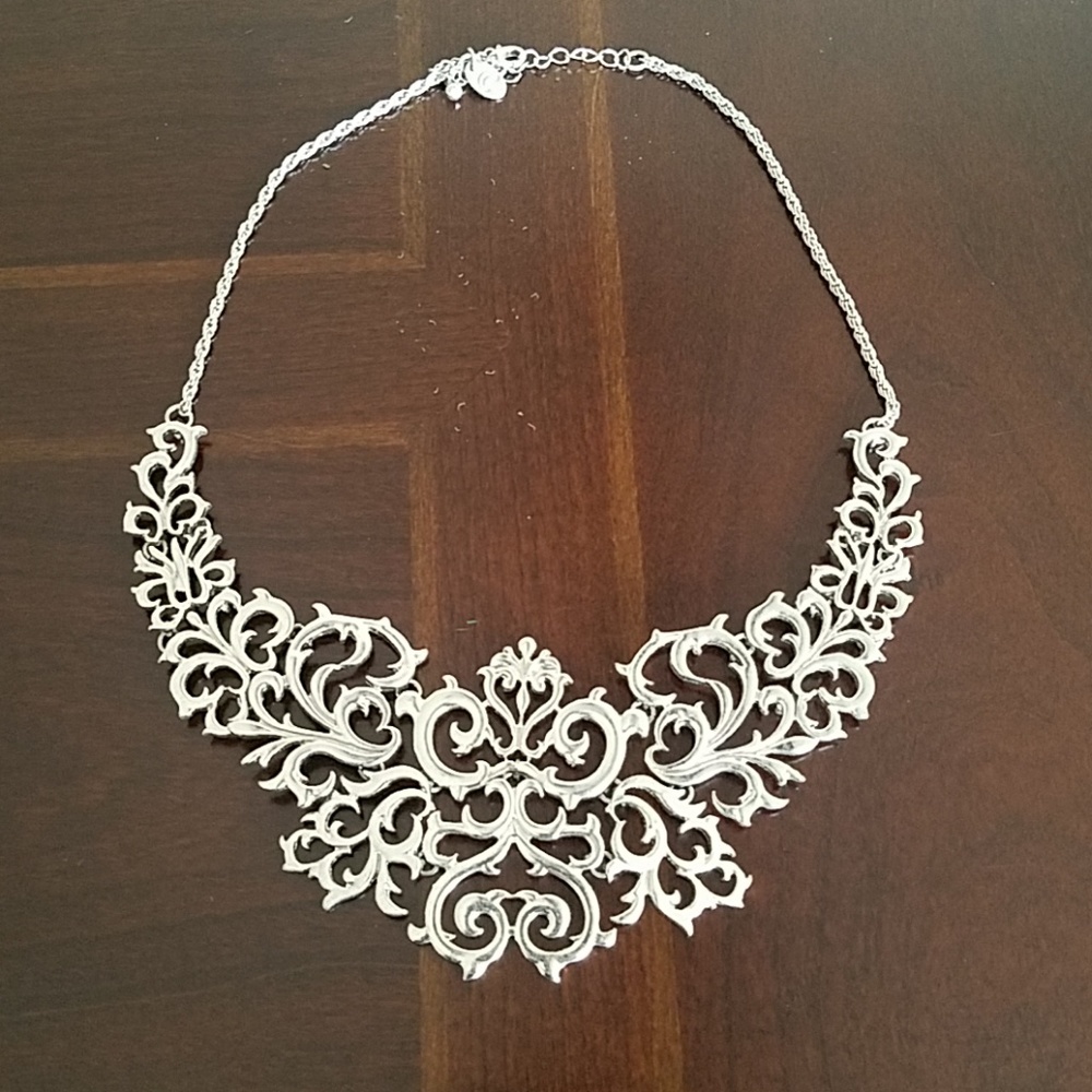 Silver collar necklace